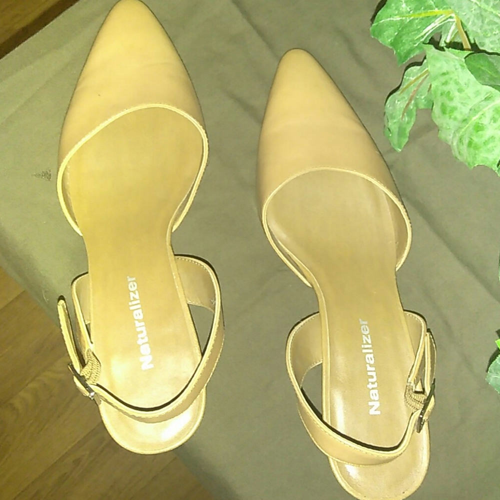 Naturalizer tan sling back pump with kitten heel